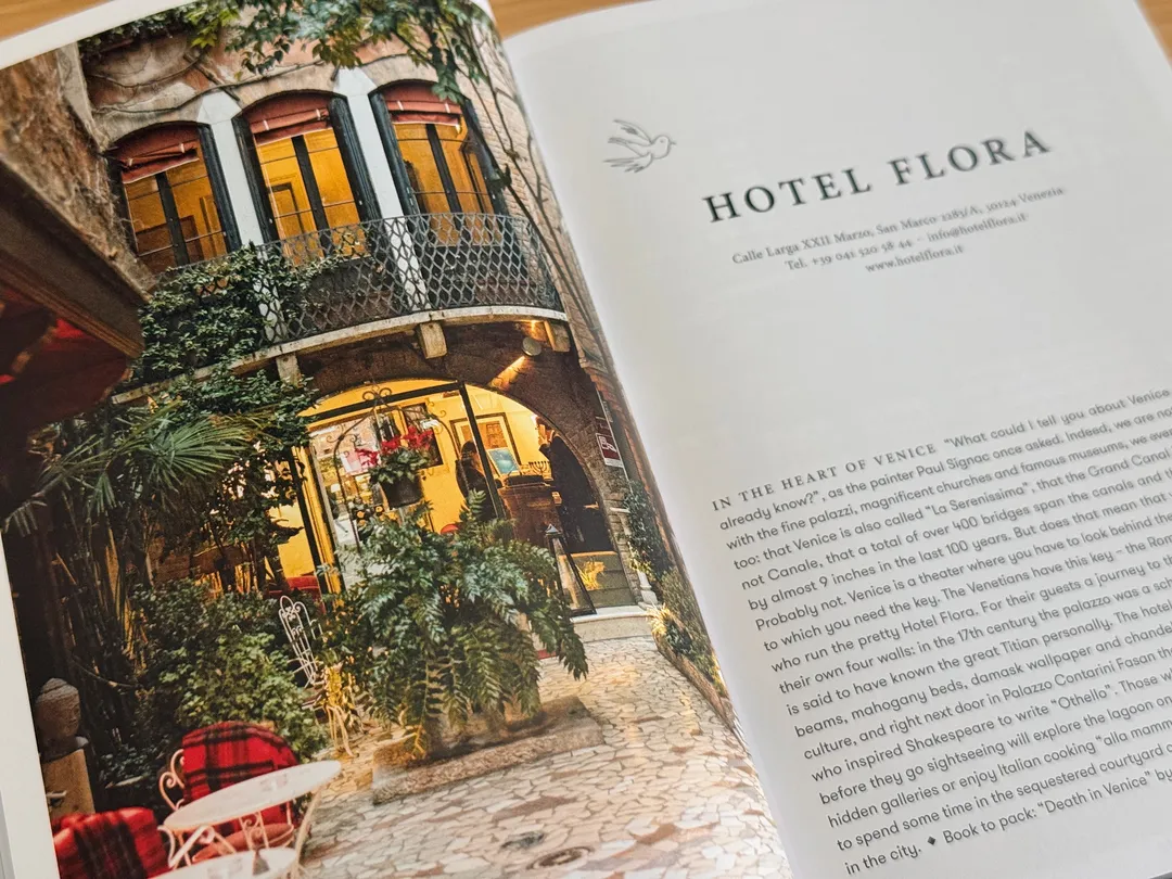 Hotel Flora in Venice: ivy-covered courtyard with café tables