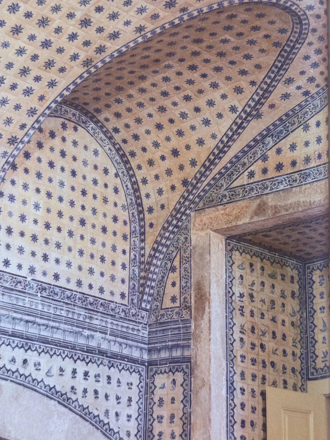 Vaulted ceiling and walls covered in blue-and-white star-pattern tiles